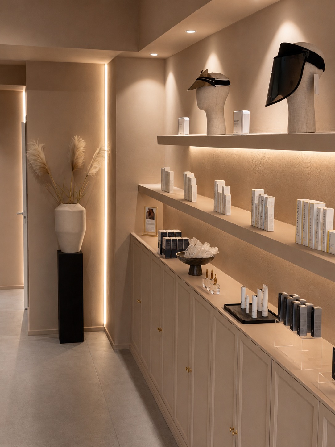 Interiör från kliniken med Dermaquest-produkter på upplysta hyllor